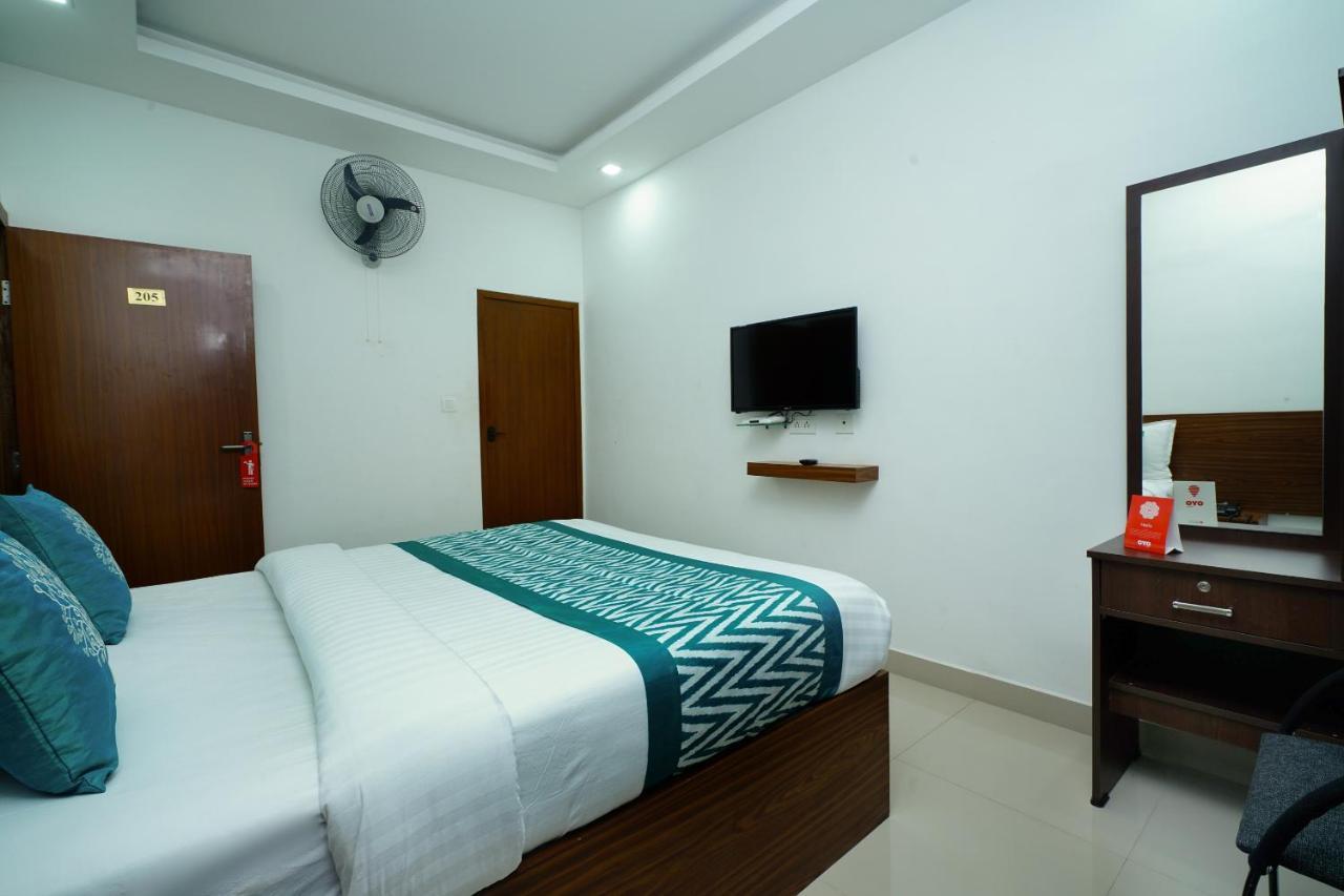 Oyo 6526 Ap Residency City Sultan Bathery Bagian luar foto